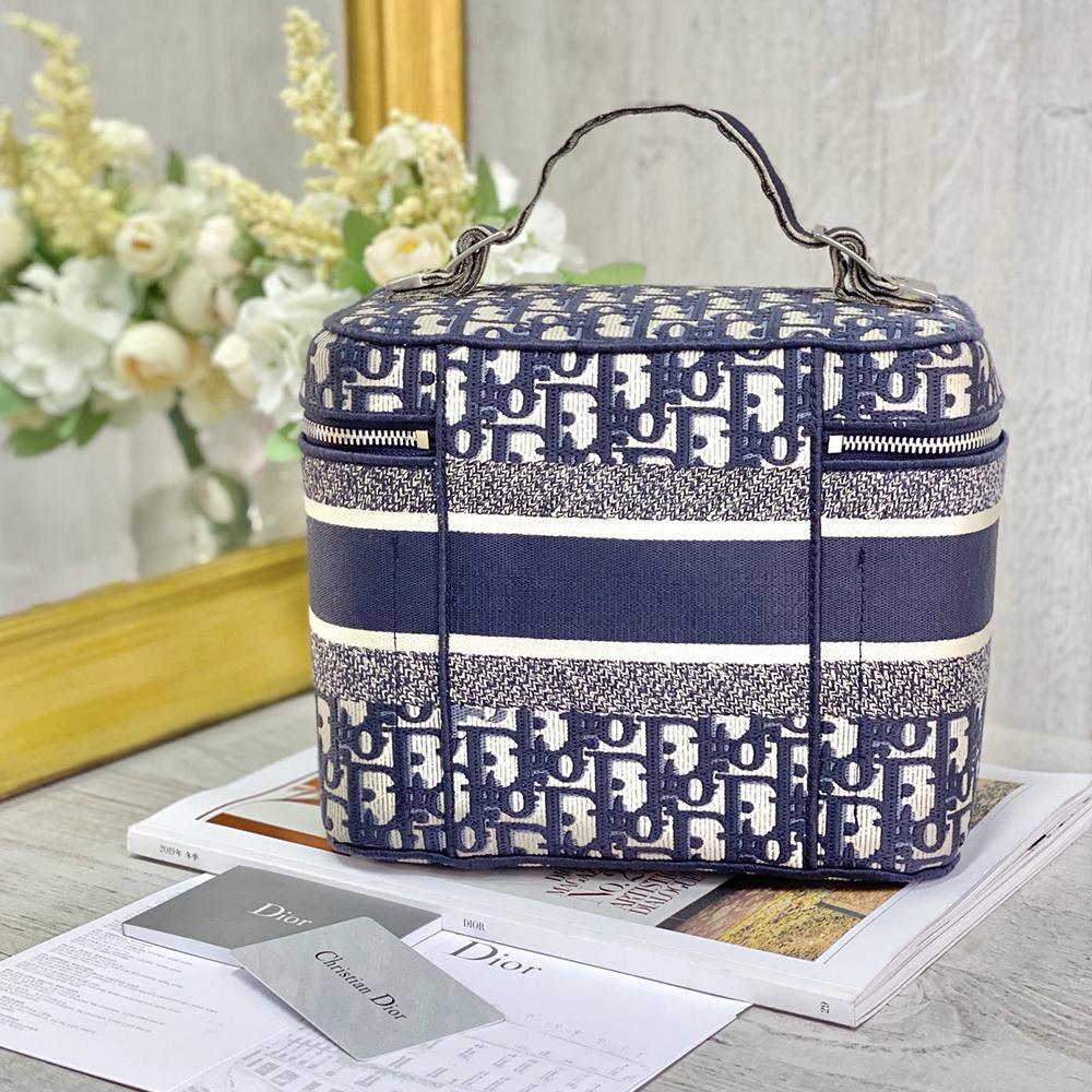 diortravel-vanity-case Handle