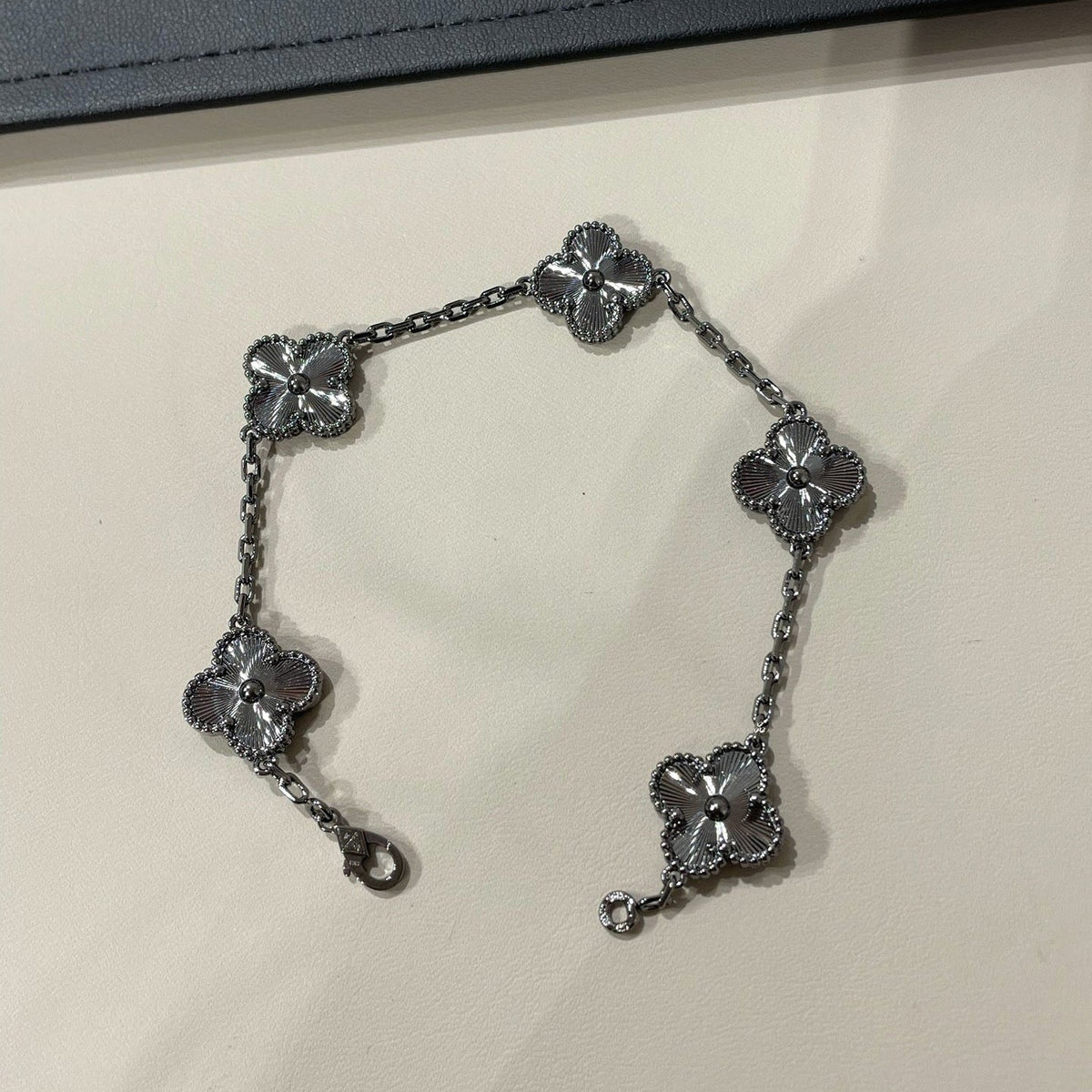 VCA CLOVER 5 MOTIF BLACK BRACELET