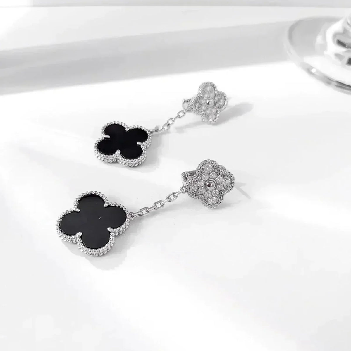 VCA CLOVER 2 MOTIFS DIAMOND ONYX EARRINGS SILVER