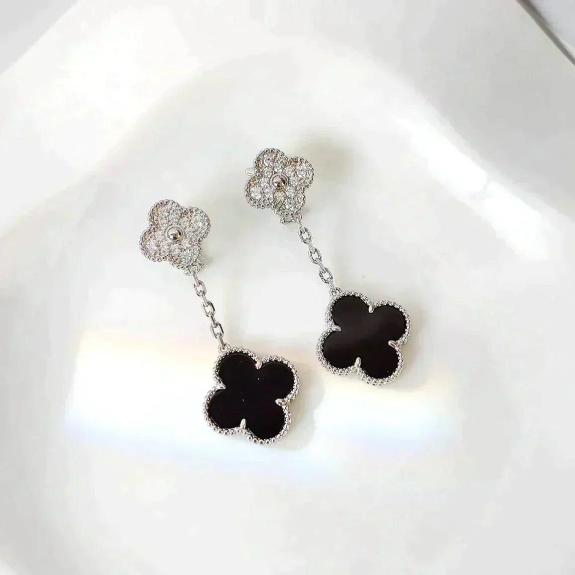 VCA CLOVER 2 MOTIFS DIAMOND ONYX EARRINGS SILVER