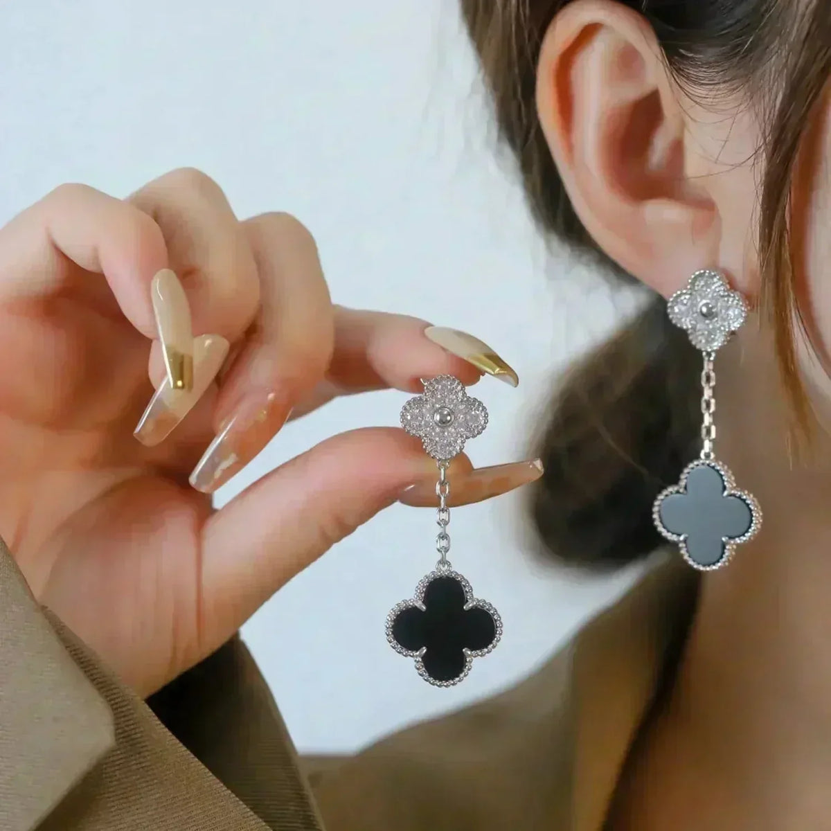VCA CLOVER 2 MOTIFS DIAMOND ONYX EARRINGS SILVER