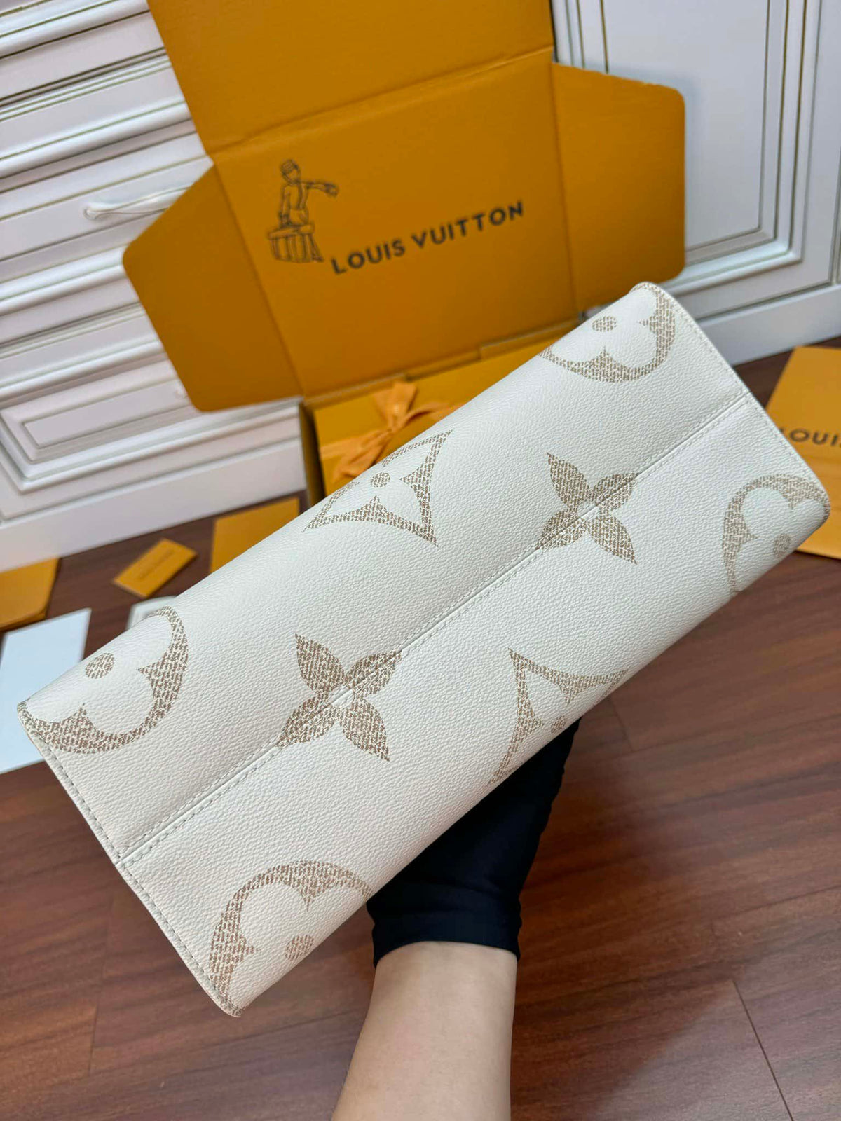 louis-vuitton-onthego-mm-tote-bag-monogram-dune-cruise-35-x-27-x-14-cm Tote