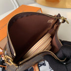 louis-vuitton-pochette-accessoires Shoulder