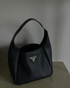 prada-black-handbag Handle