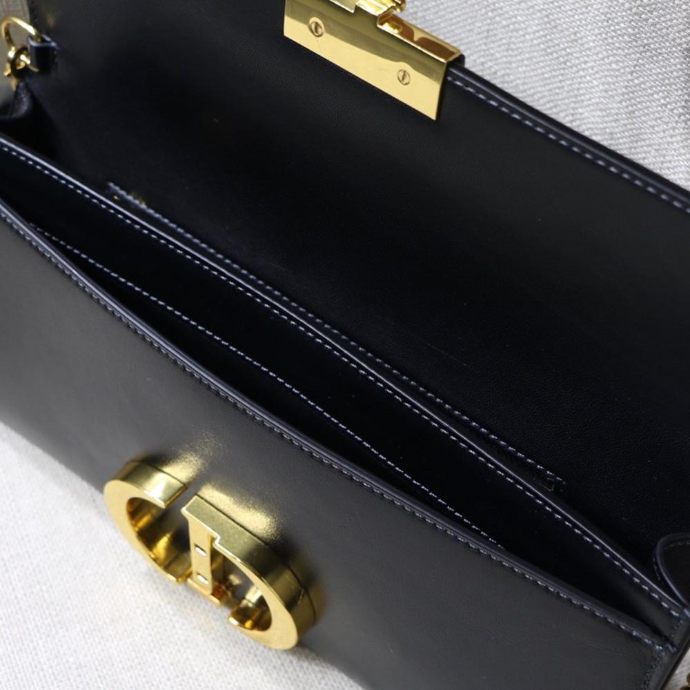 30-montaigne-pouch-9 Handle