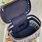 diortravel-vanity-case Handle