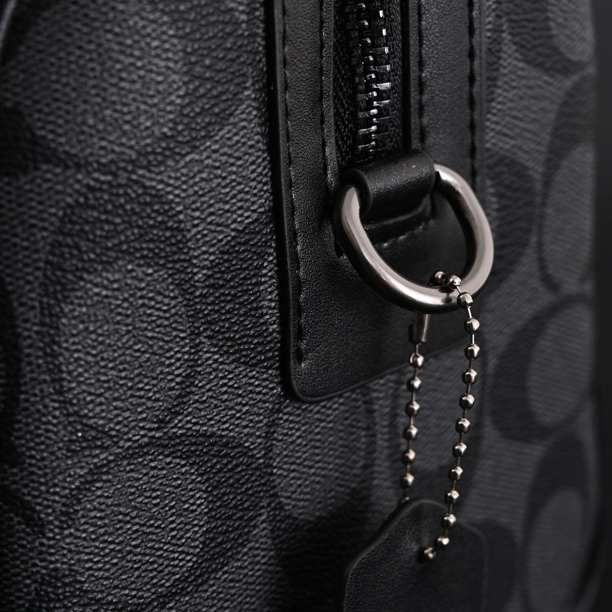 coach-signature-duffel-bag-black-monogram-canvas-with-leather-trim Handle
