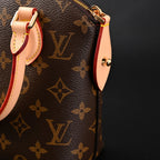 louis-vuitton-speedy-30-handbag-monogram-canvas-with-leather-trim Handle