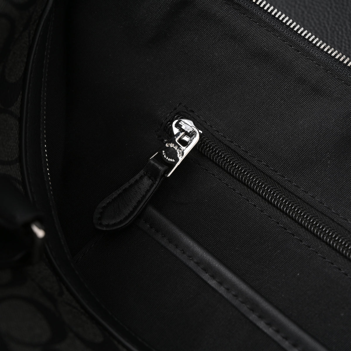 coach-metropolitan-duffel-bag-in-signature-black-canvas Handle