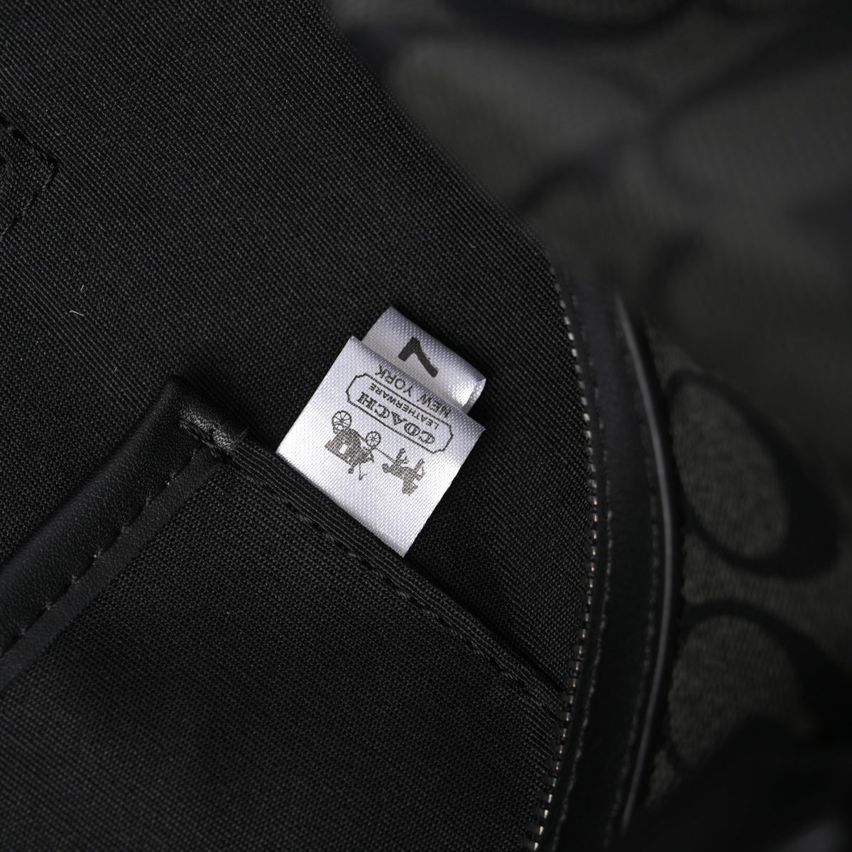 coach-metropolitan-duffel-bag-in-signature-black-canvas Handle