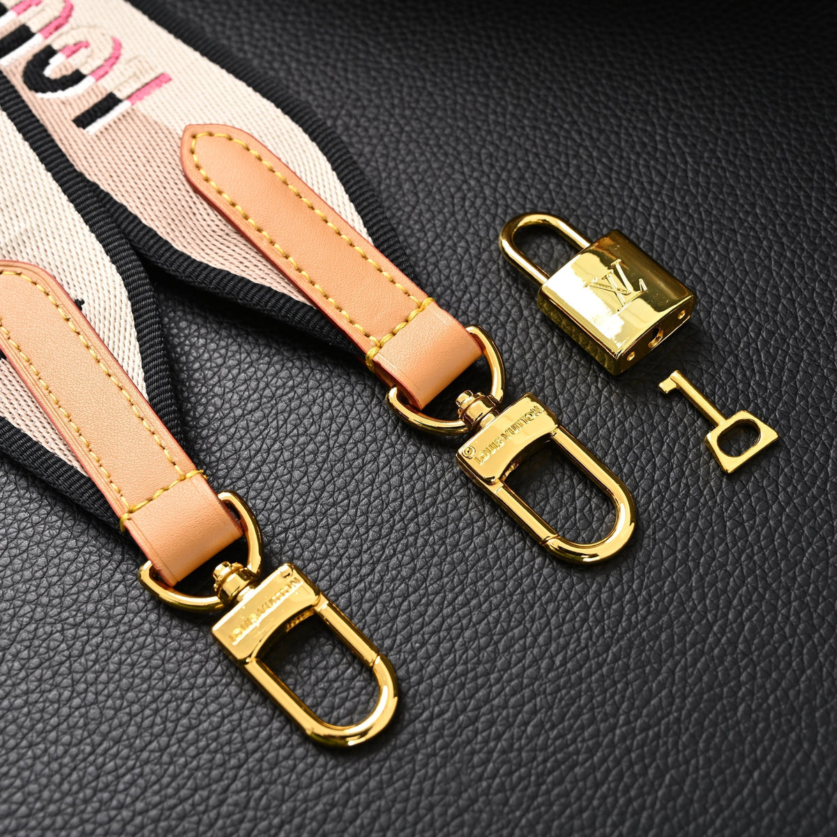 louis-vuitton-speedy-bandouliere-25-monogram-canvas Handle
