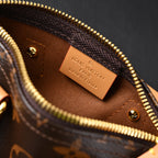louis-vuitton-speedy-25-monogram-canvas-handbag Handle