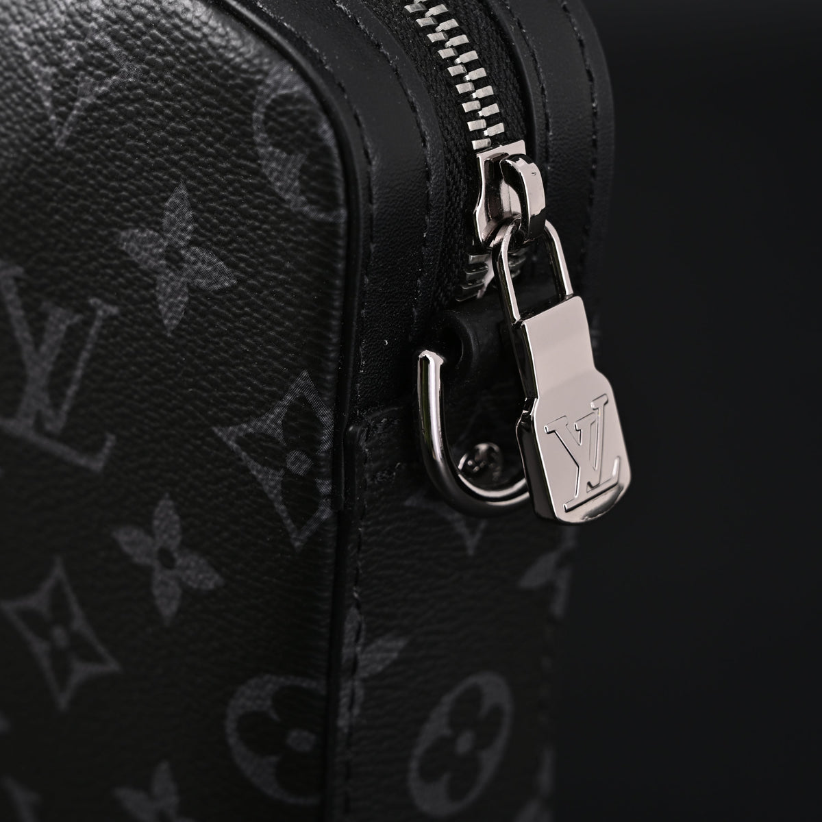 louis-vuitton-discovery-pochette-mm-monogram-eclipse Handle