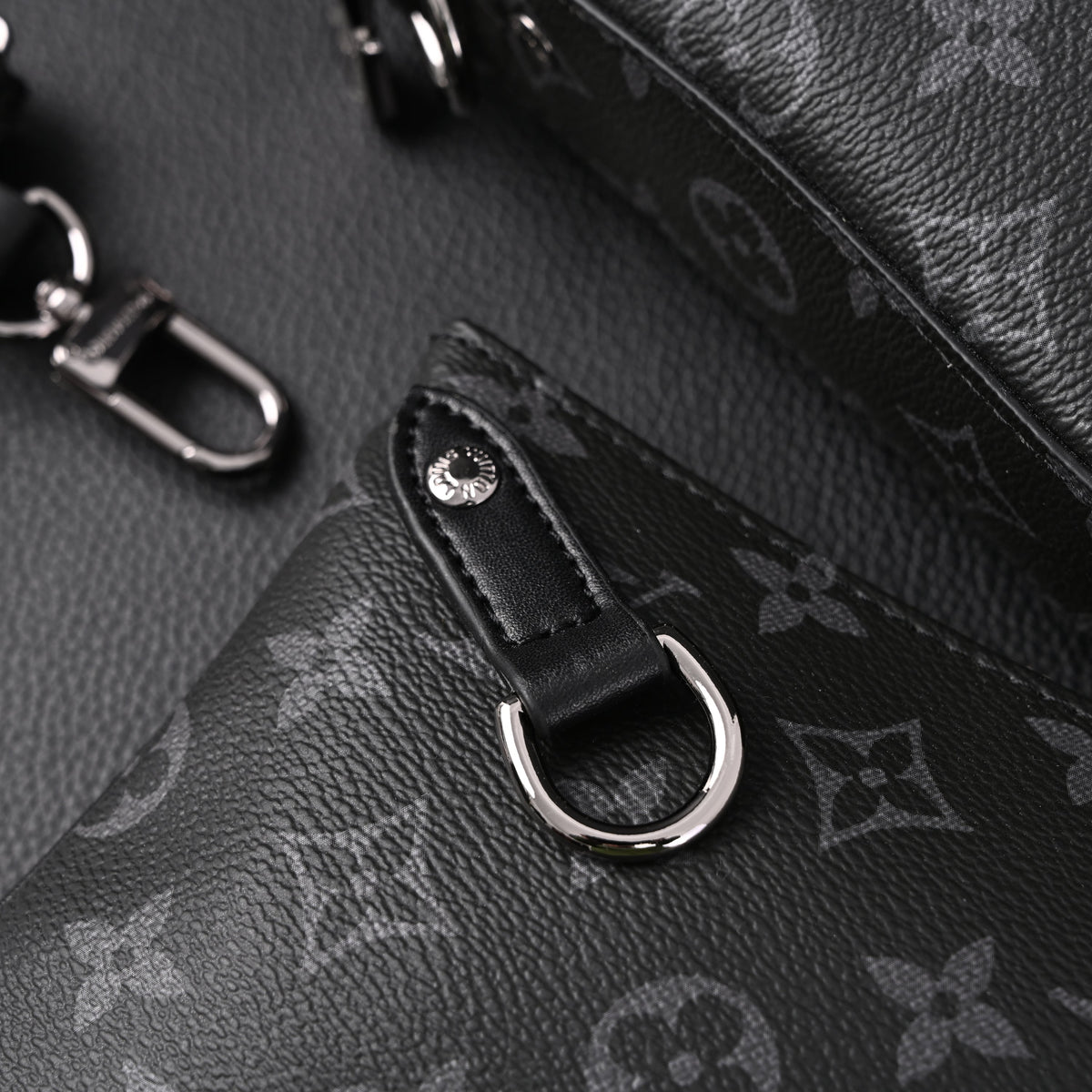 louis-vuitton-discovery-pochette-mm-monogram-eclipse Handle