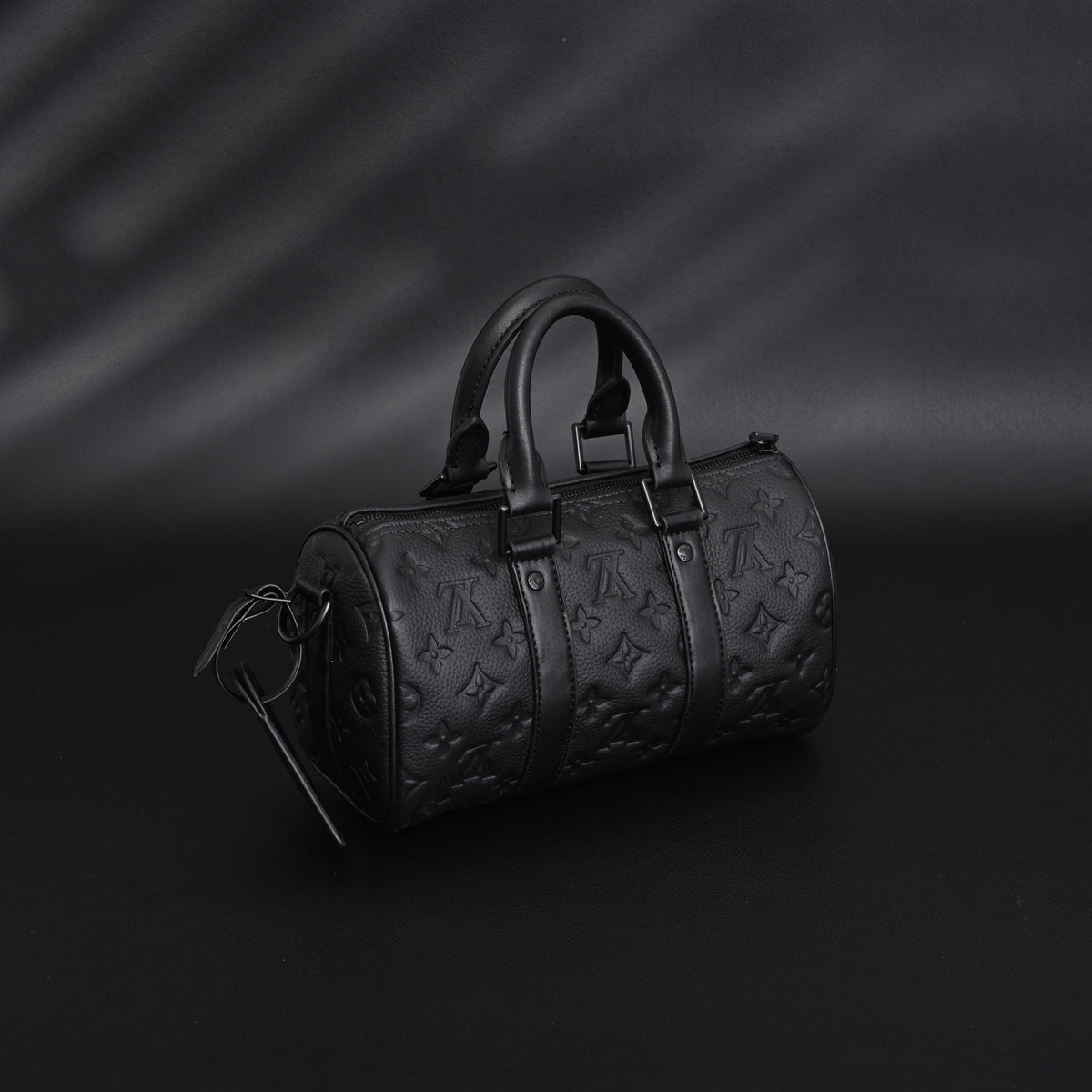 louis-vuitton-keepall-bandouliere-50-monogram-shadow-black-leather Handle