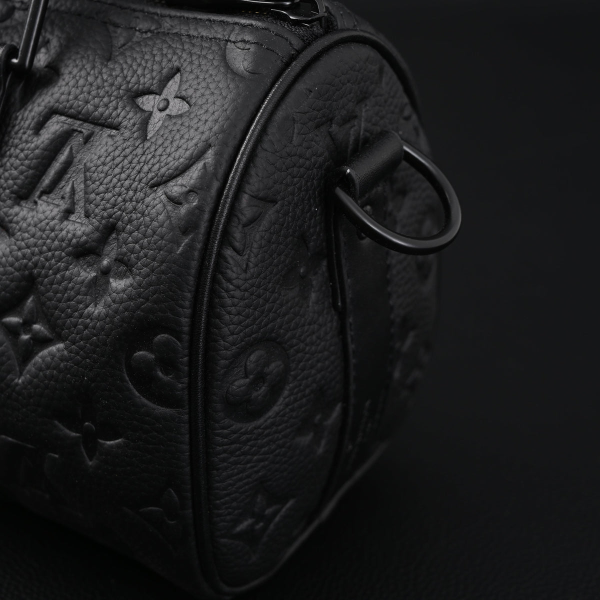 louis-vuitton-keepall-bandouliere-50-monogram-shadow-black-leather Handle