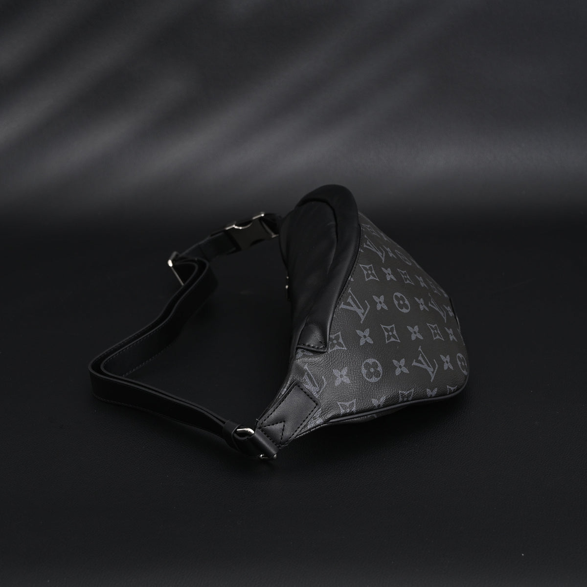 louis-vuitton-discovery-bumbag-monogram-eclipse Crossbody