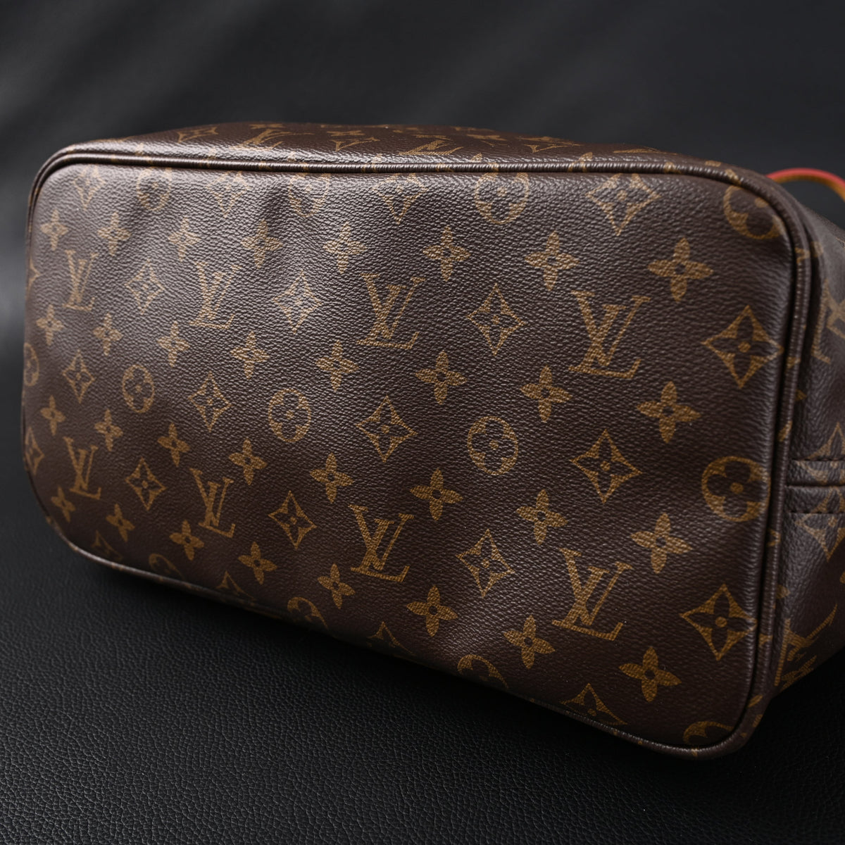 louis-vuitton-neverfull-mm-tote-bag-monogram-canvas-with-red-interior Tote