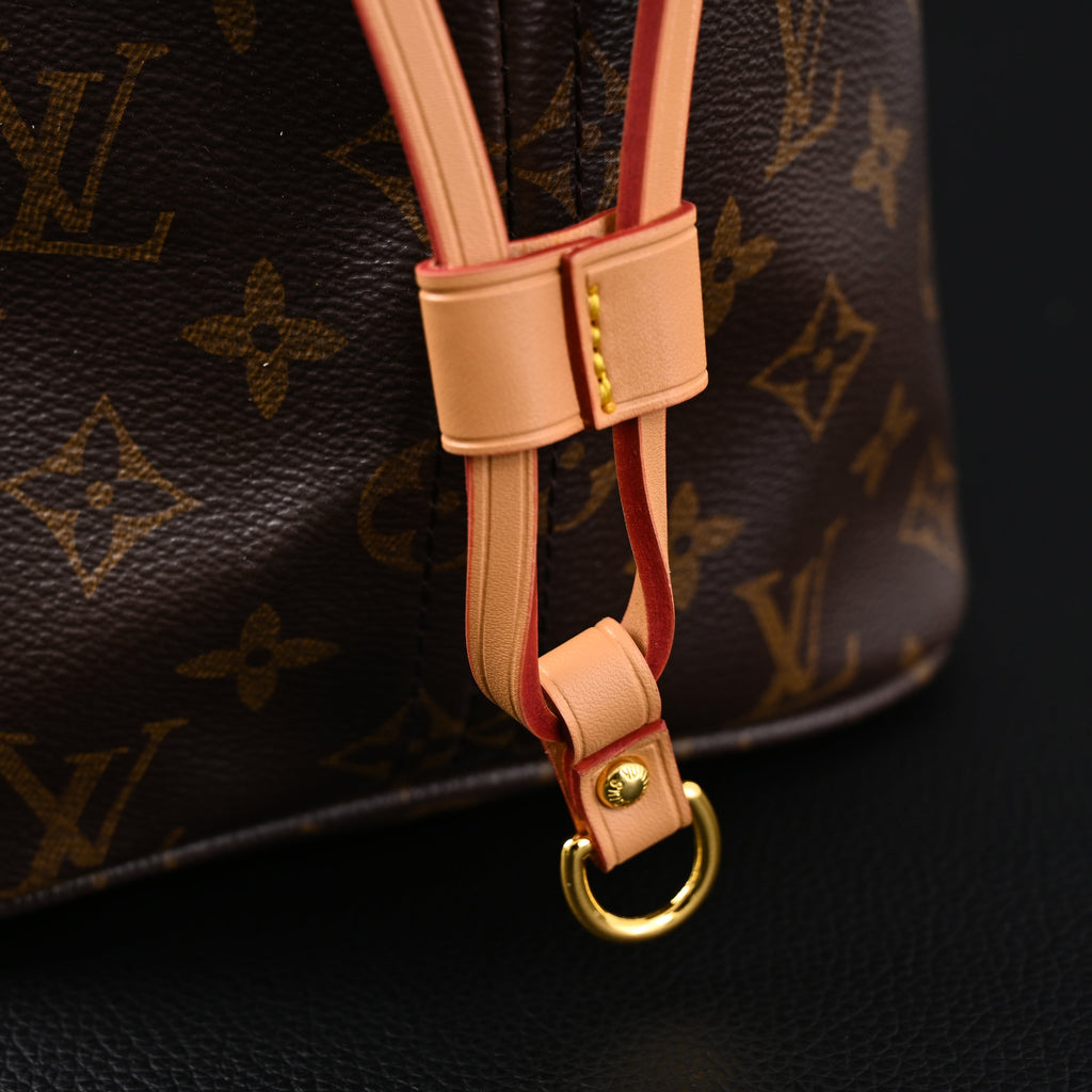 louis-vuitton-neverfull-mm-tote-bag-monogram-canvas-with-red-interior Tote