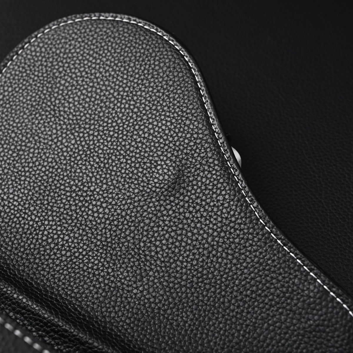 dior-saddle-crossbody-bag-black-grained-calfskin-with-silver-tone-hardware Crossbody