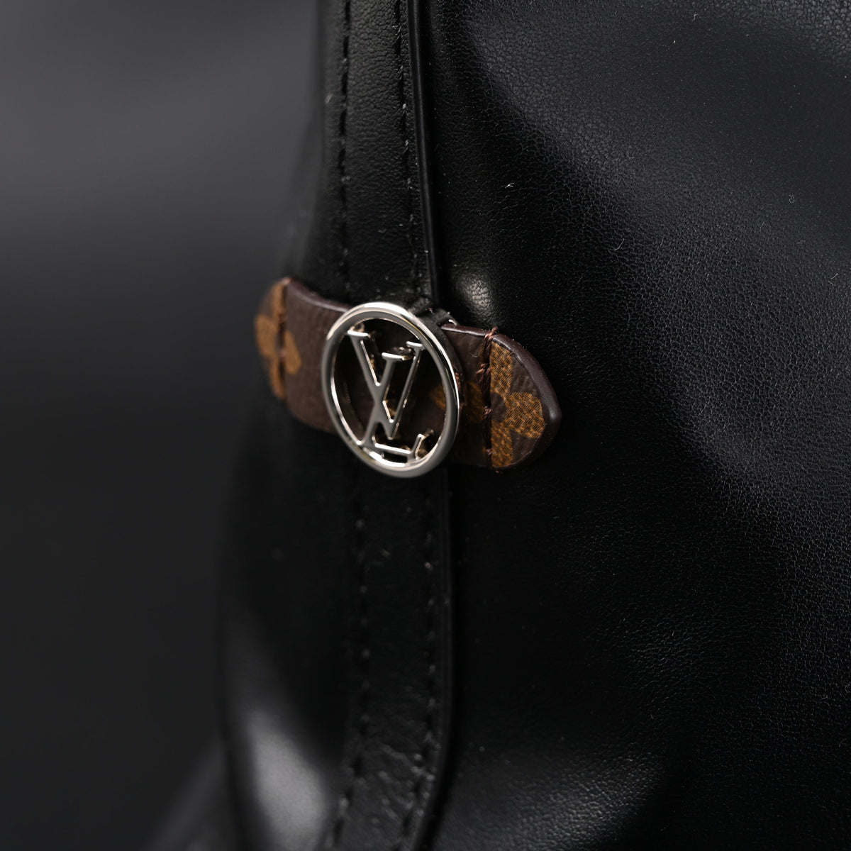 louis-vuitton-black-mahina-leather-hobo-shoulder-bag Tote