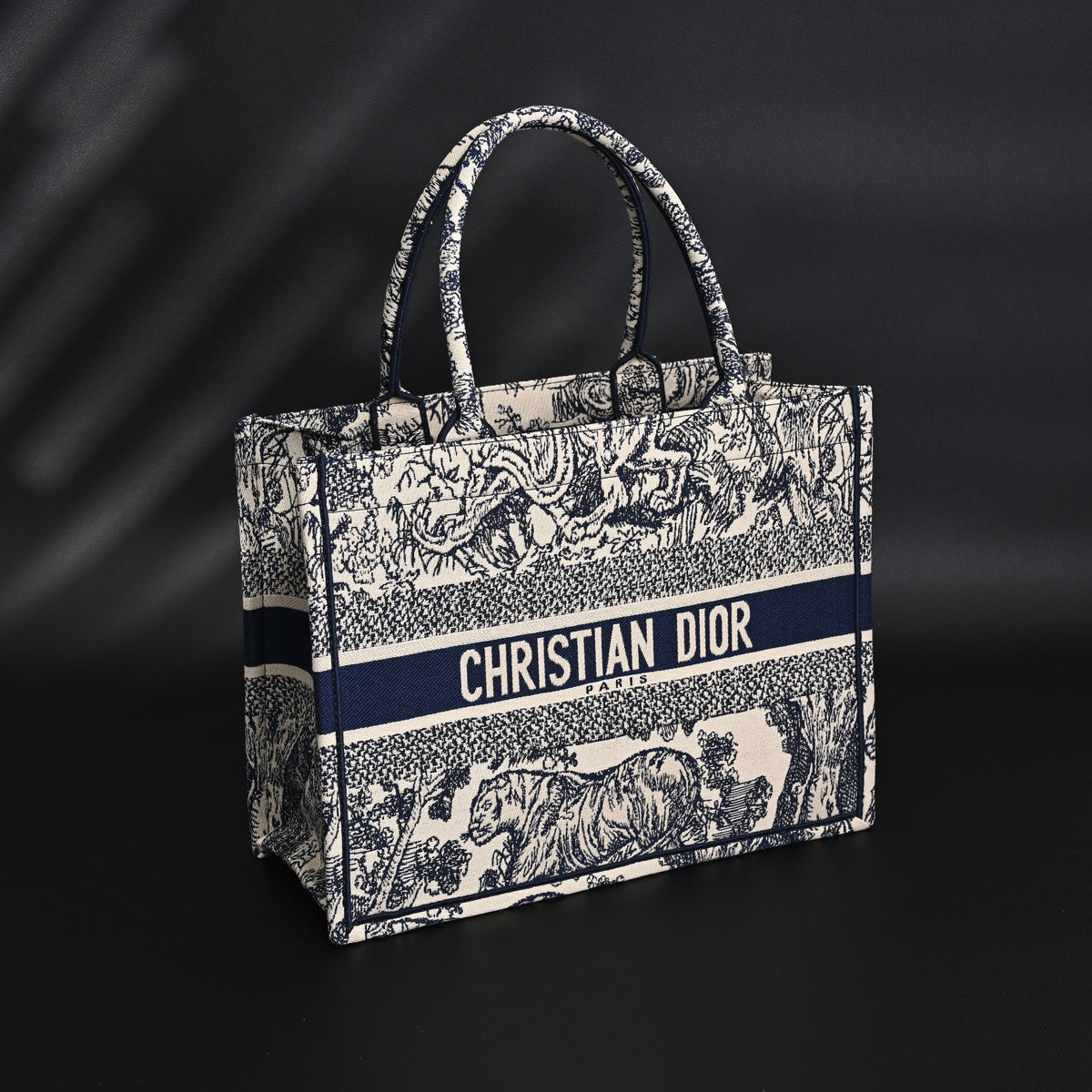 dior-book-tote-bag-blue-toile-de-jouy-embroidery Tote