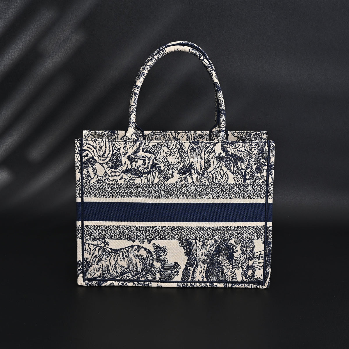 dior-book-tote-bag-blue-toile-de-jouy-embroidery Tote