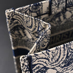 dior-book-tote-bag-blue-toile-de-jouy-embroidery Tote