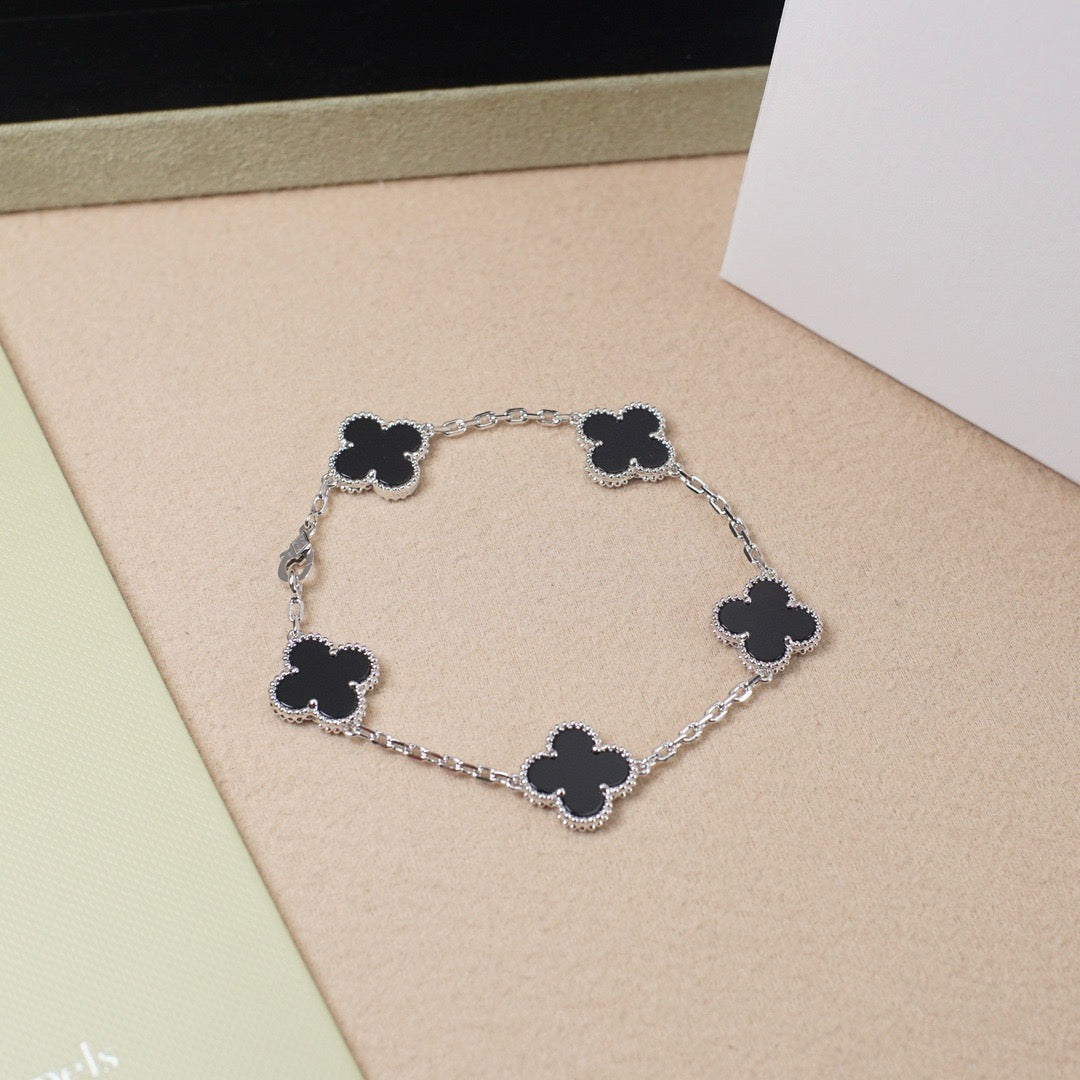 VCA CLOVER 5 MOTIF ONYXS BRACELET COLLECTION