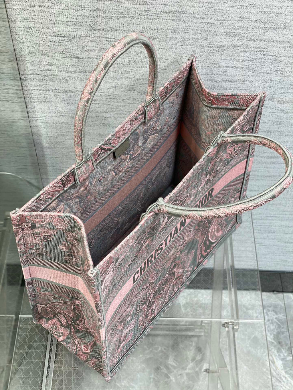 dior-book-tote-large-gray-and-pink-toile-de-jouy-reverse-beverly-hills-embroidery-42-x-35-x-18-5-cm Tote