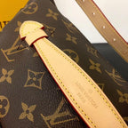louis-vuitton-bumbag-monogram-canvas Handle