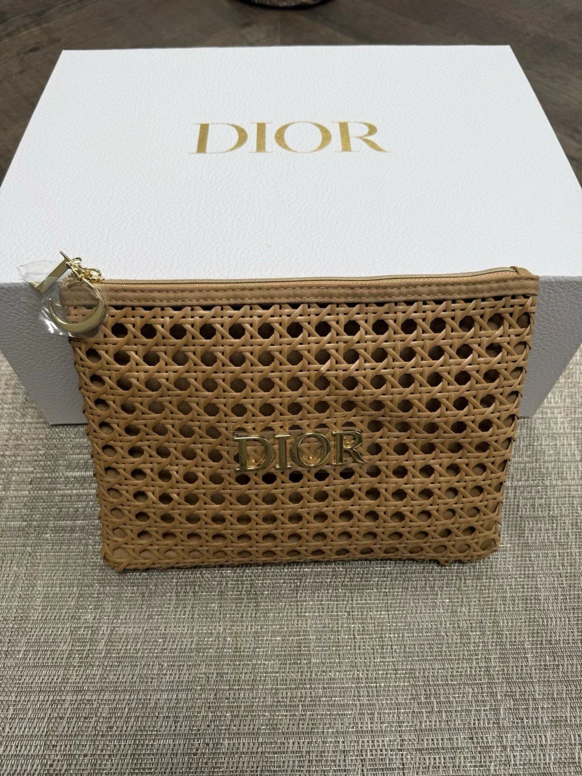 dior-raffia-pouch-limited-edition-summer-2026 Handle